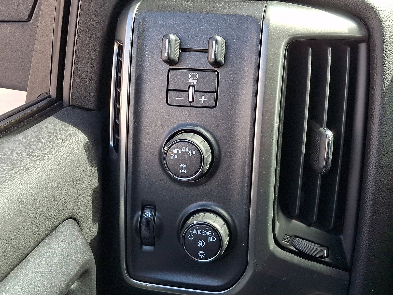 Used 2018 Chevrolet Silverado 1500 LT w/ All Star Edition image 24