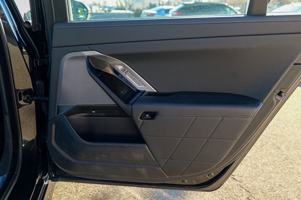 Used 2023 BMW 740i w/ Parking Assistance Package image 31