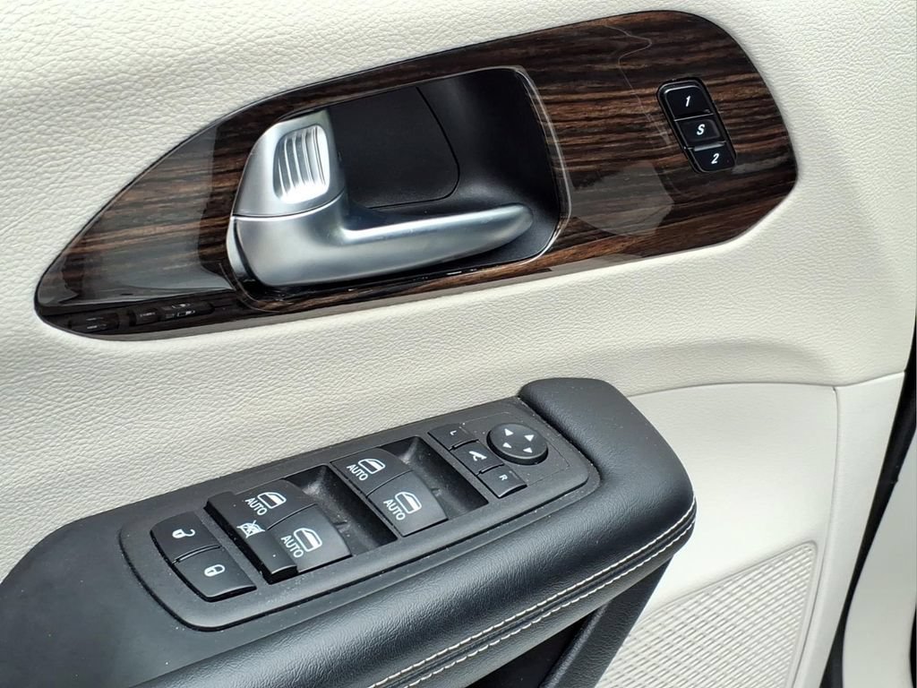 Used 2024 Chrysler Pacifica Limited FWD image 18