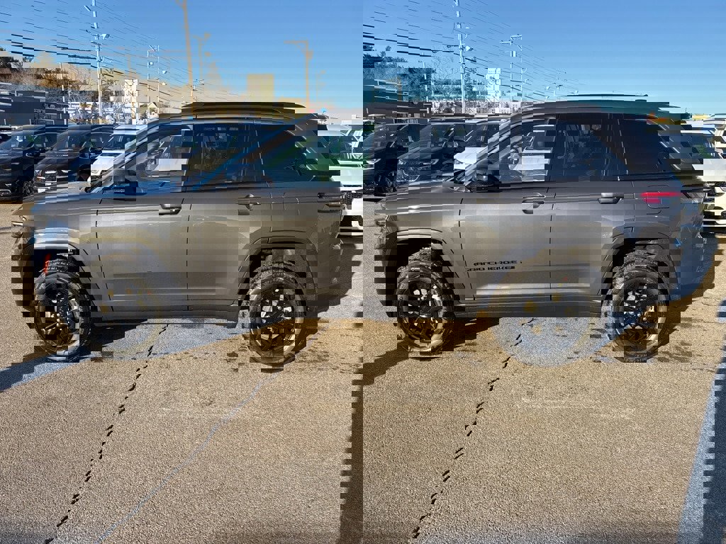 New 2026 Jeep Grand Cherokee Altitude image 4