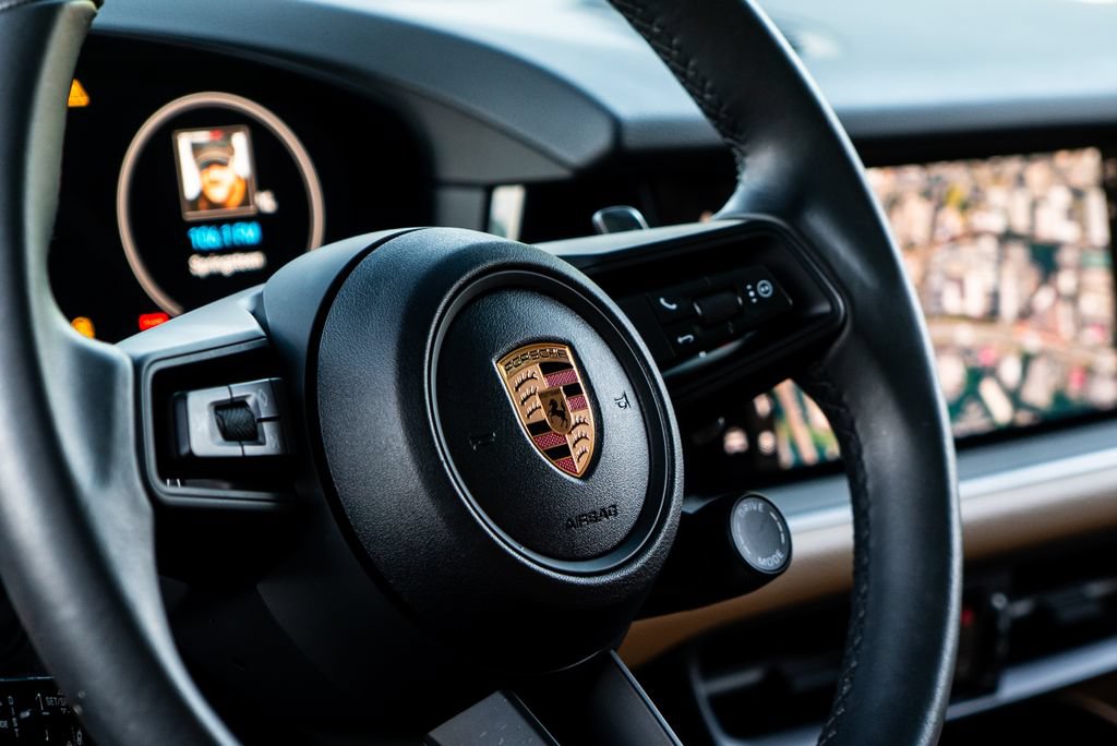 Used 2025 Porsche Cayenne w/ Premium Package Plus AWD/4WD image 9