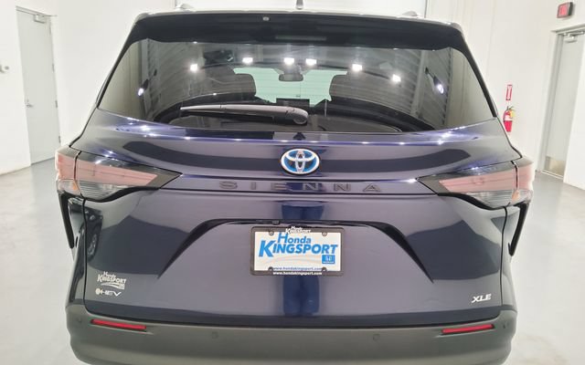 Used 2025 Toyota Sienna XLE FWD image 8