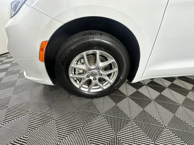 Used 2024 Chrysler Pacifica Touring-L FWD image 2