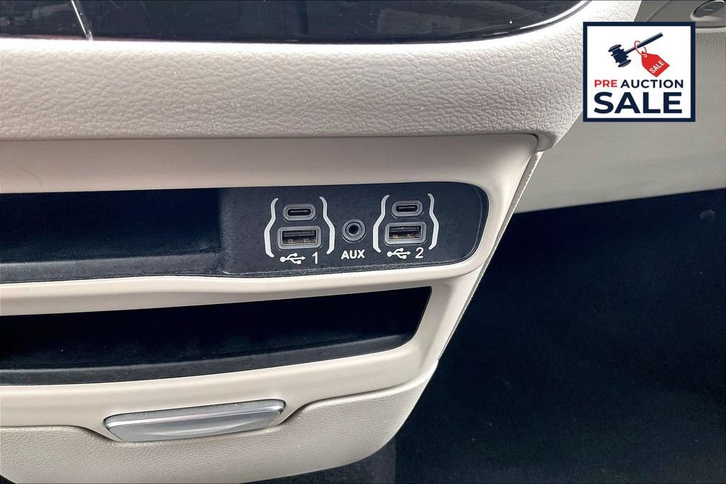 Used 2023 Chrysler Voyager LX FWD image 33