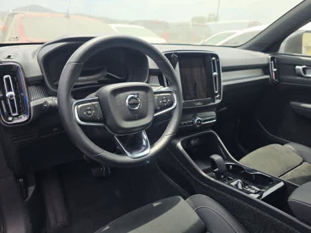 Certified 2025 Volvo XC40 B5 Plus AWD/4WD image 7