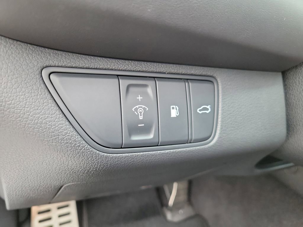 Used 2022 Genesis G70 3.3T RWD image 28