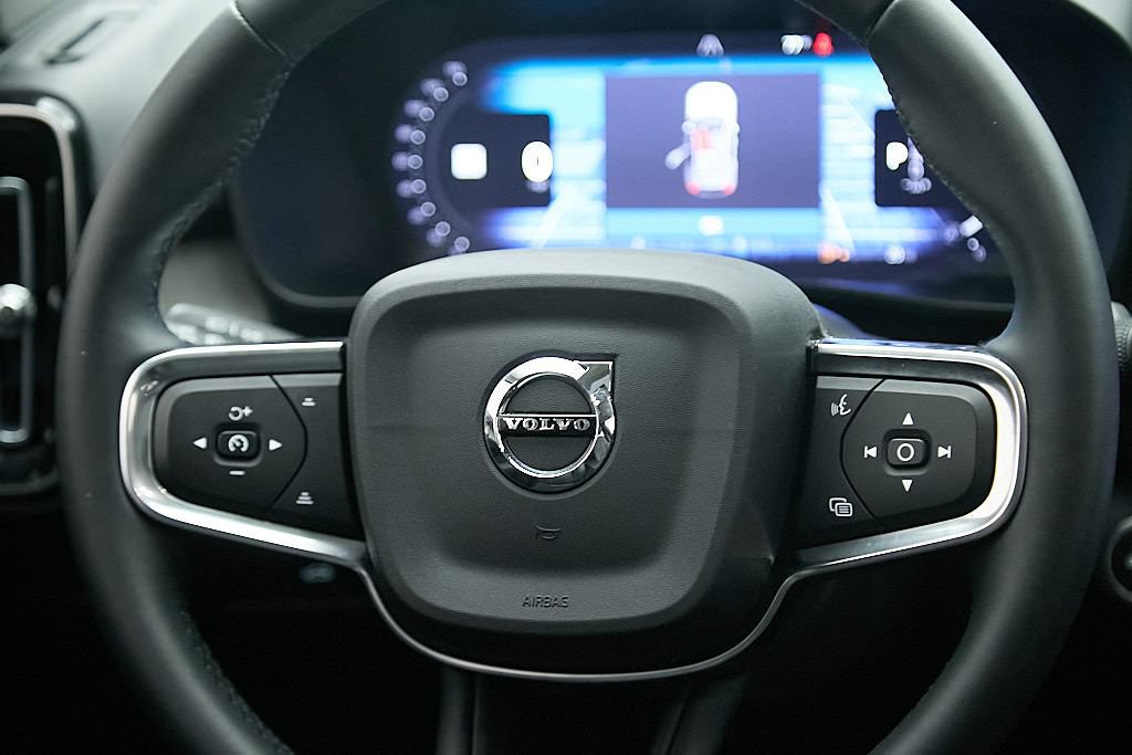 Certified 2025 Volvo XC40 B5 Ultra AWD/4WD image 27