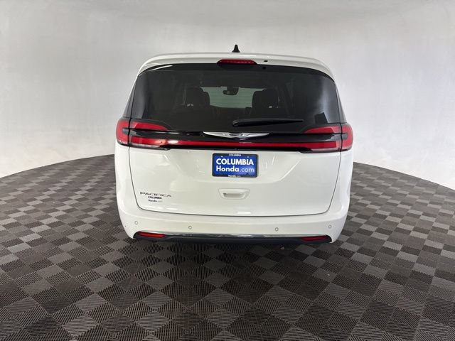 Used 2023 Chrysler Pacifica Touring-L FWD image 7