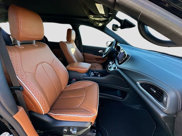 Used 2025 Chrysler Pacifica Pinnacle image 32