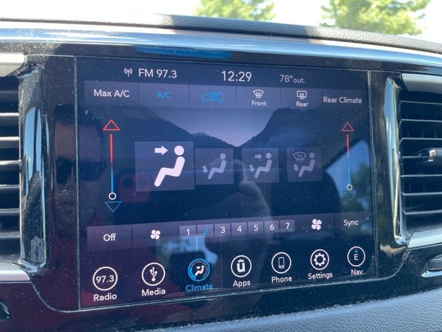 Used 2018 Chrysler Pacifica Touring w/ Tire & Wheel Group FWD image 9