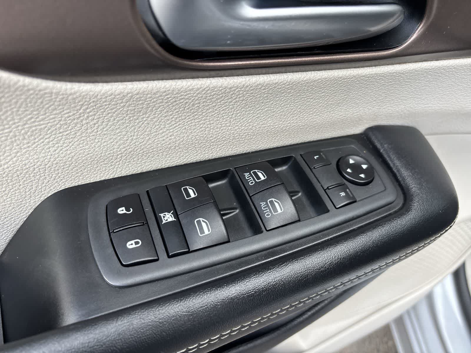 Certified 2020 Chrysler Voyager Lxi FWD image 9