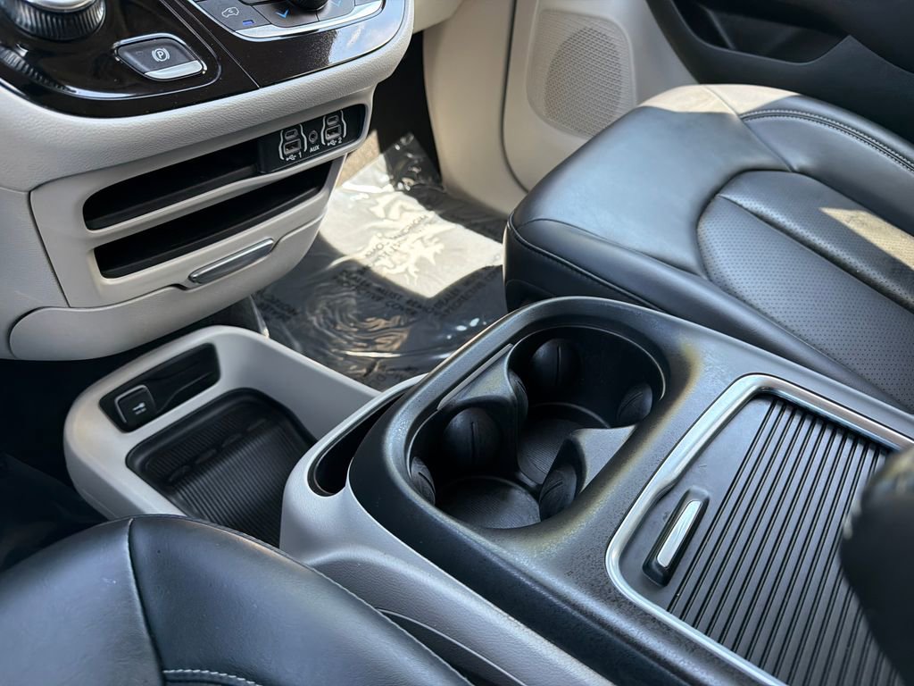 Used 2023 Chrysler Pacifica Touring-L FWD image 30