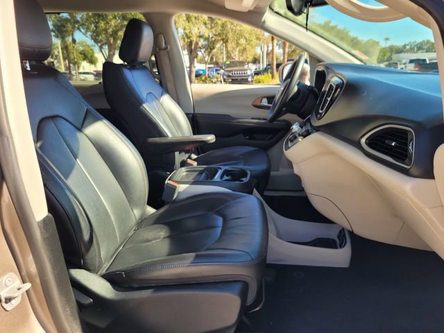 Certified 2018 Chrysler Pacifica Touring-L image 21