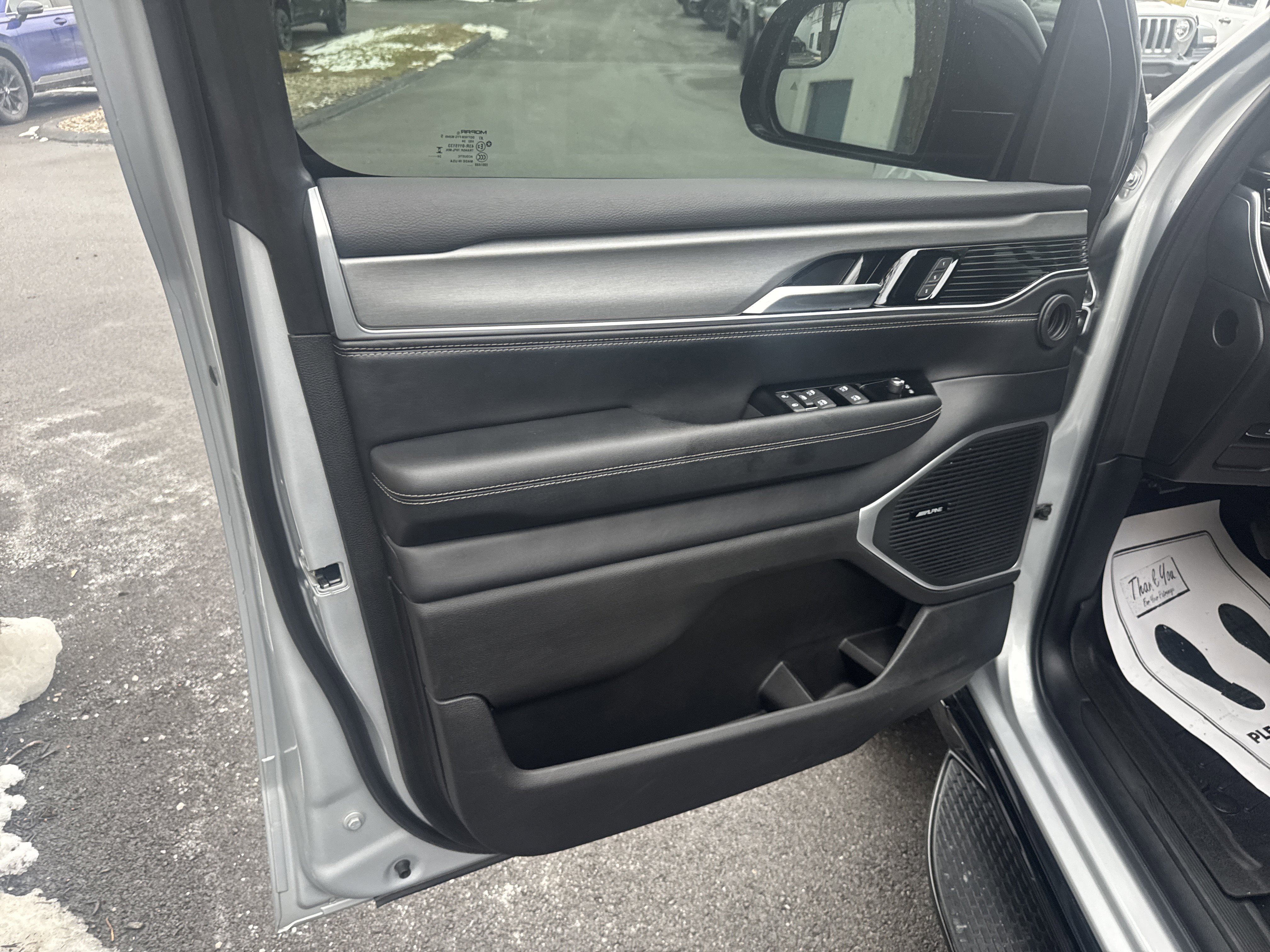 Used 2024 Jeep Wagoneer L Series II image 16