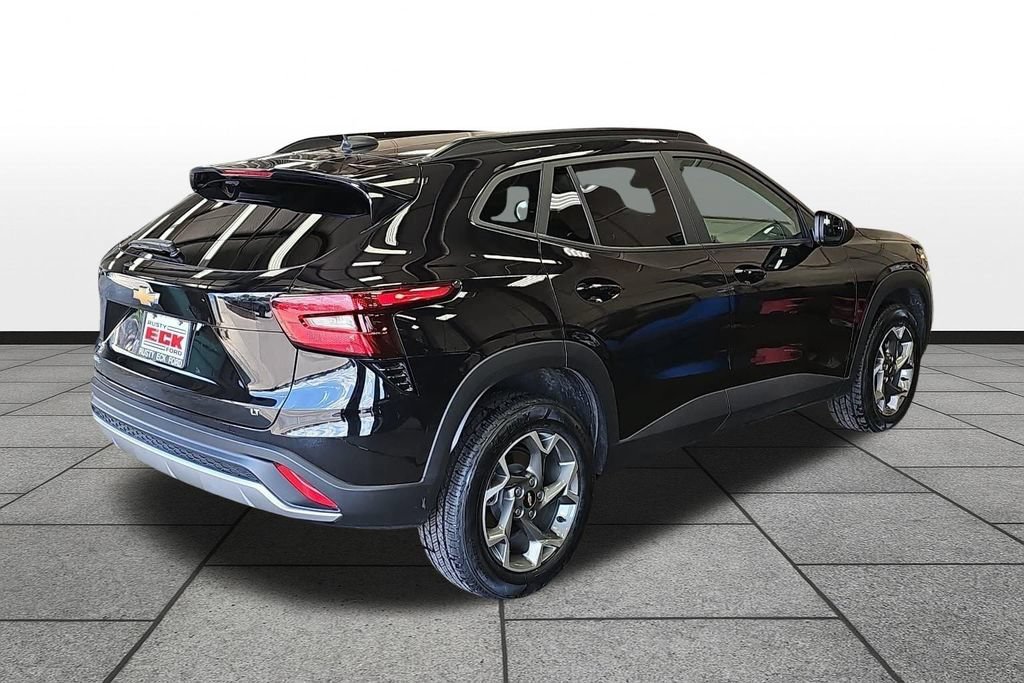 Used 2025 Chevrolet Trax LT w/ LT Convenience Package FWD image 4