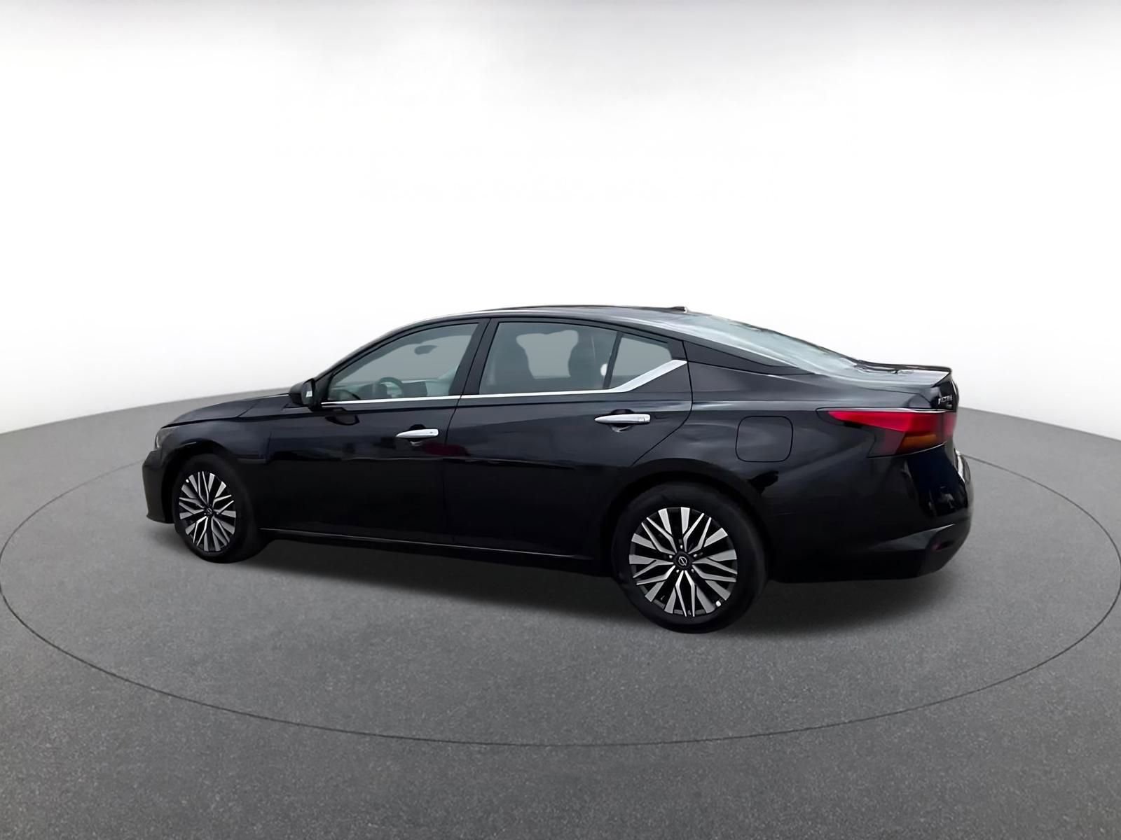 Used 2025 Nissan Altima 2.5 SV image 10