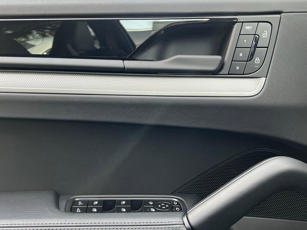 Certified 2025 Porsche Cayenne image 19