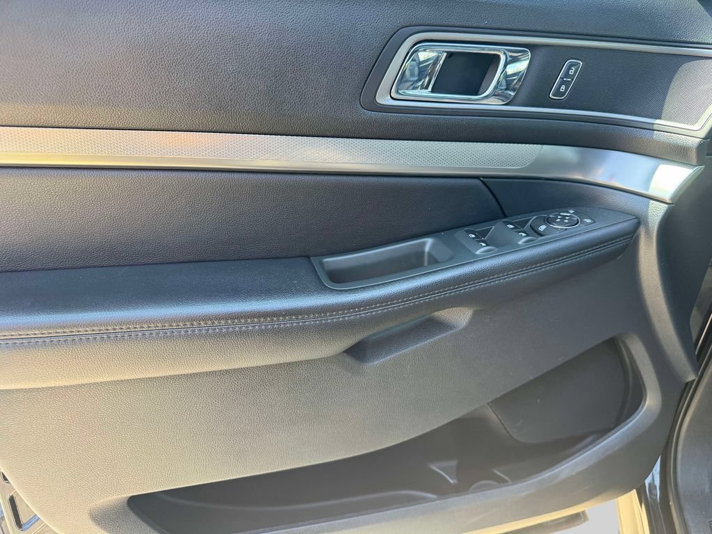 Used 2018 Ford Explorer XLT w/ Equipment Group 202A AWD/4WD image 15