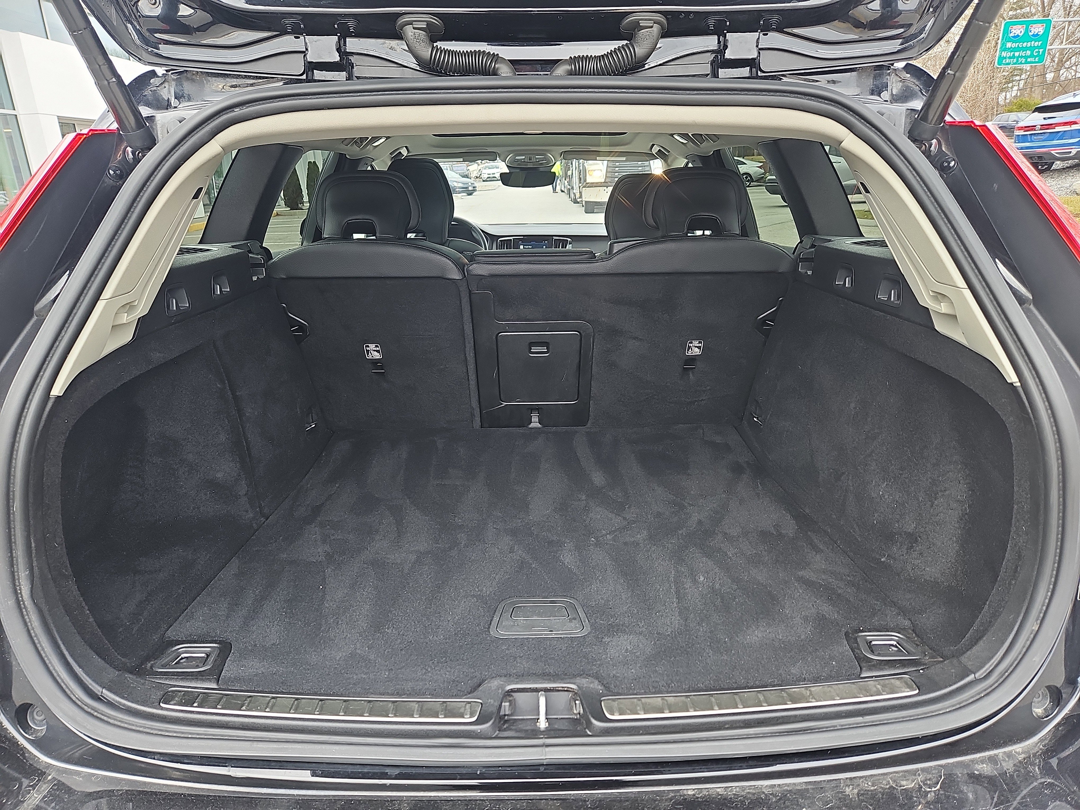 Certified 2023 Volvo V60 B5 Cross Country Plus image 32