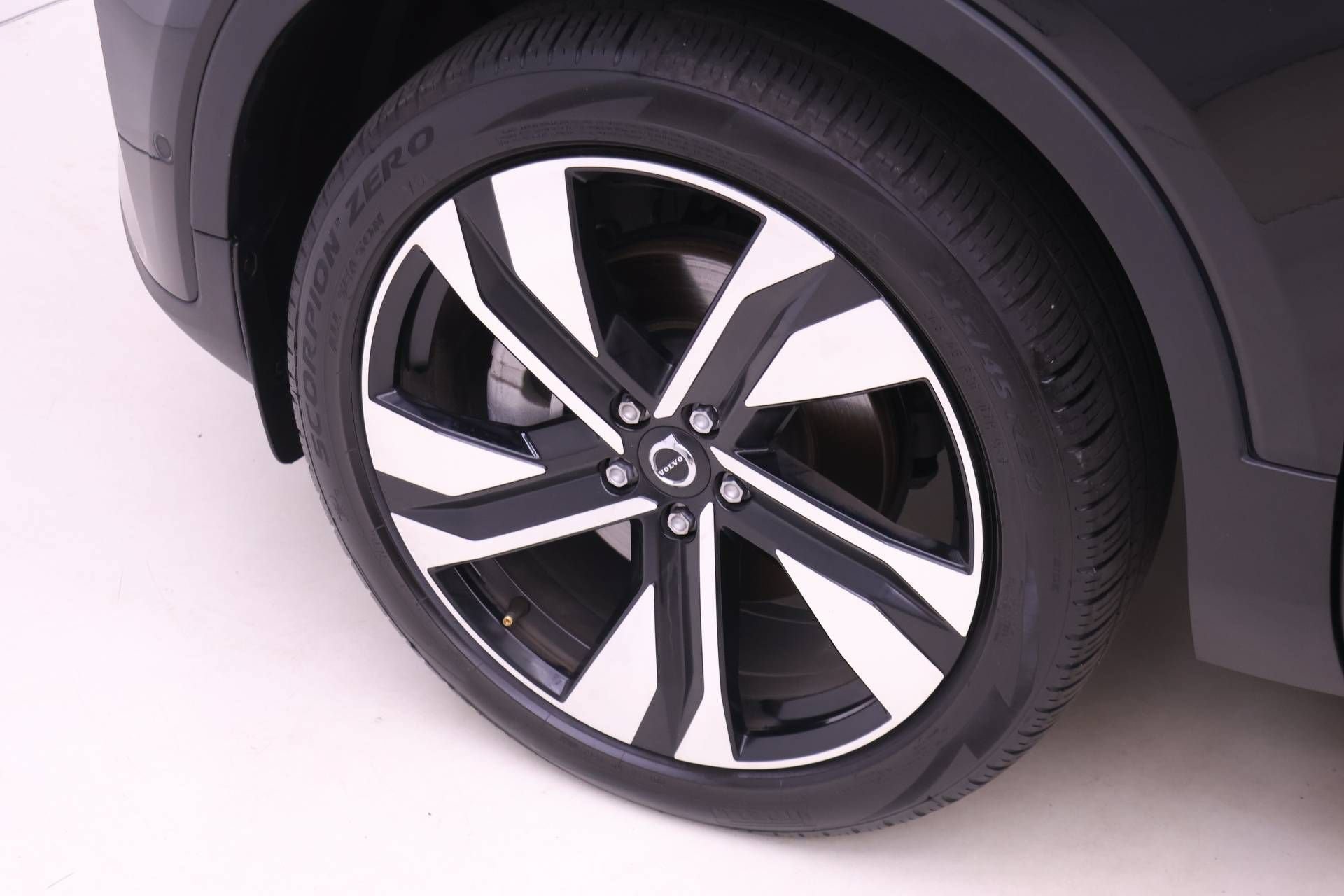 Certified 2024 Volvo XC40 B5 Plus w/ Climate Package AWD/4WD image 22
