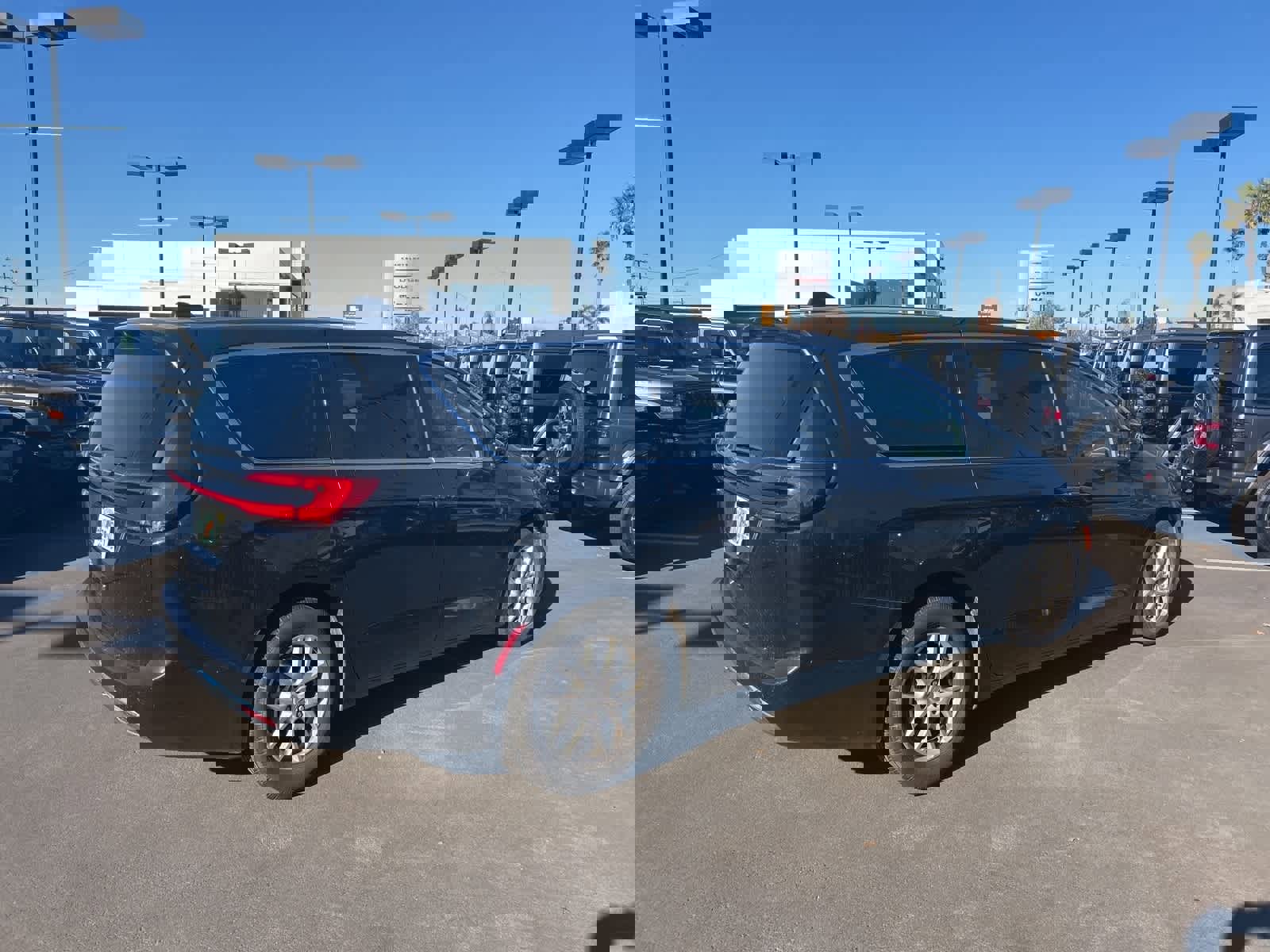 Used 2024 Chrysler Pacifica Touring-L image 6