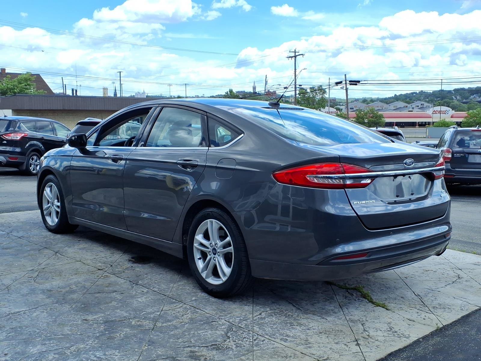 Used 2018 Ford Fusion SE w/ Fusion SE Technology Package FWD image 4