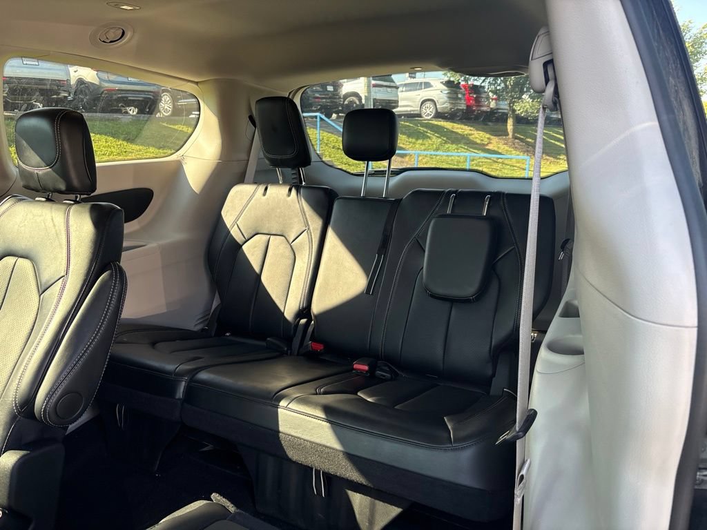 Used 2024 Chrysler Pacifica Touring-L FWD image 10
