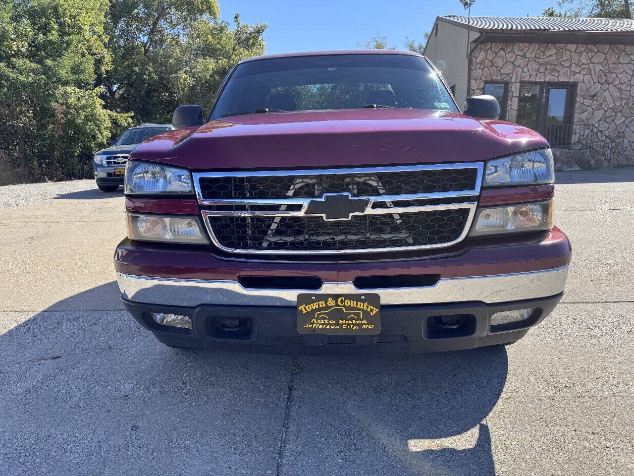 Used 2007 Chevrolet Silverado 1500 LT w/ Extended Cab Value Package AWD/4WD image 2