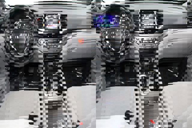 Used 2017 Honda Pilot EX image 2