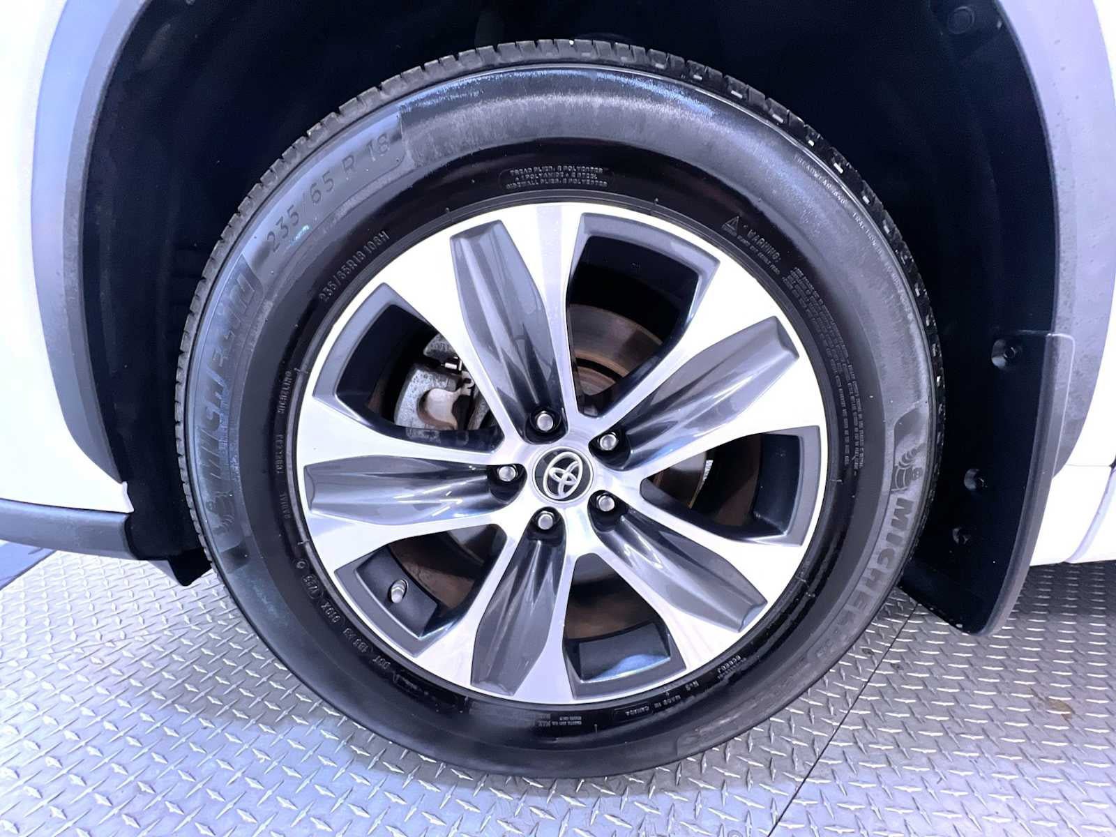 Used 2022 Toyota Highlander XLE AWD/4WD image 10