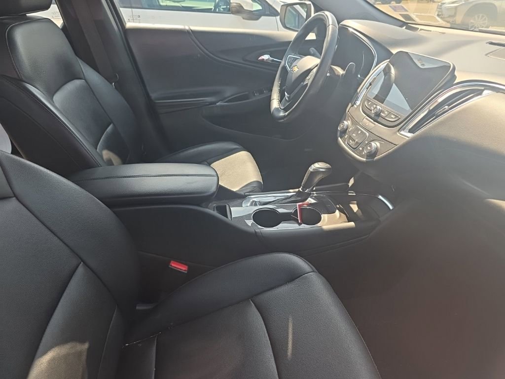 Used 2017 Chevrolet Malibu LT w/ Leather Package FWD image 4