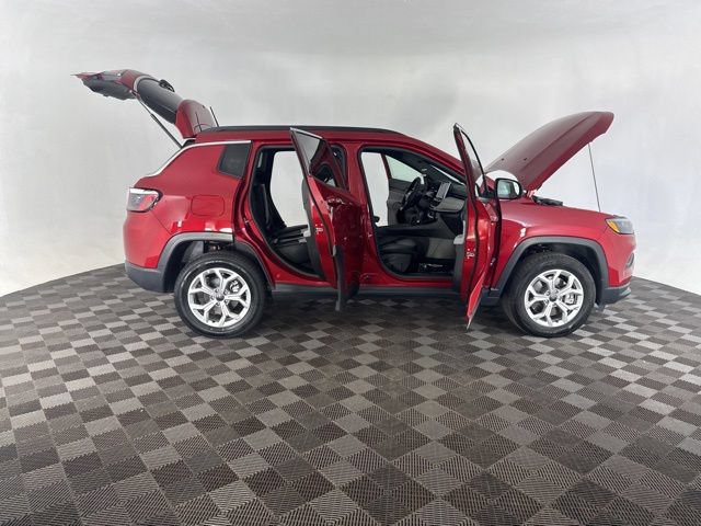 Used 2025 Jeep Compass Latitude AWD/4WD image 16
