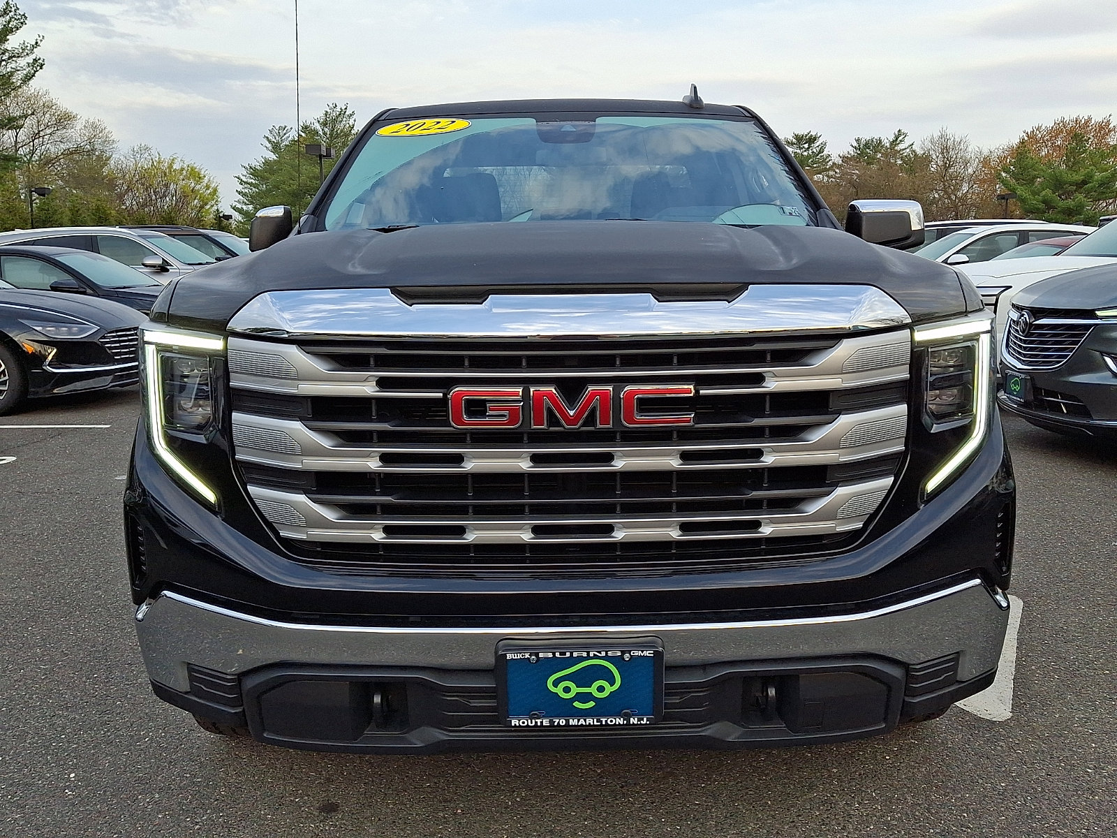 Certified 2022 GMC Sierra 1500 SLE image 2