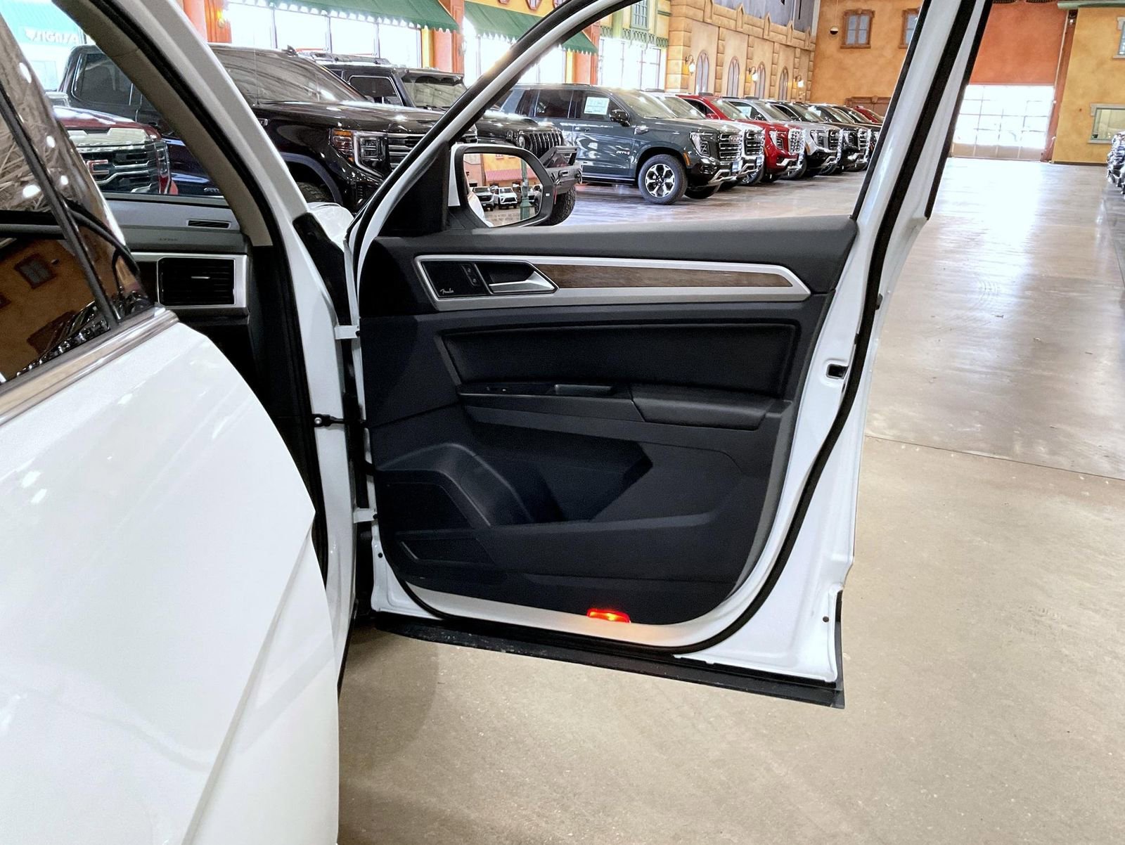 Used 2019 Volkswagen Atlas SEL Premium image 16