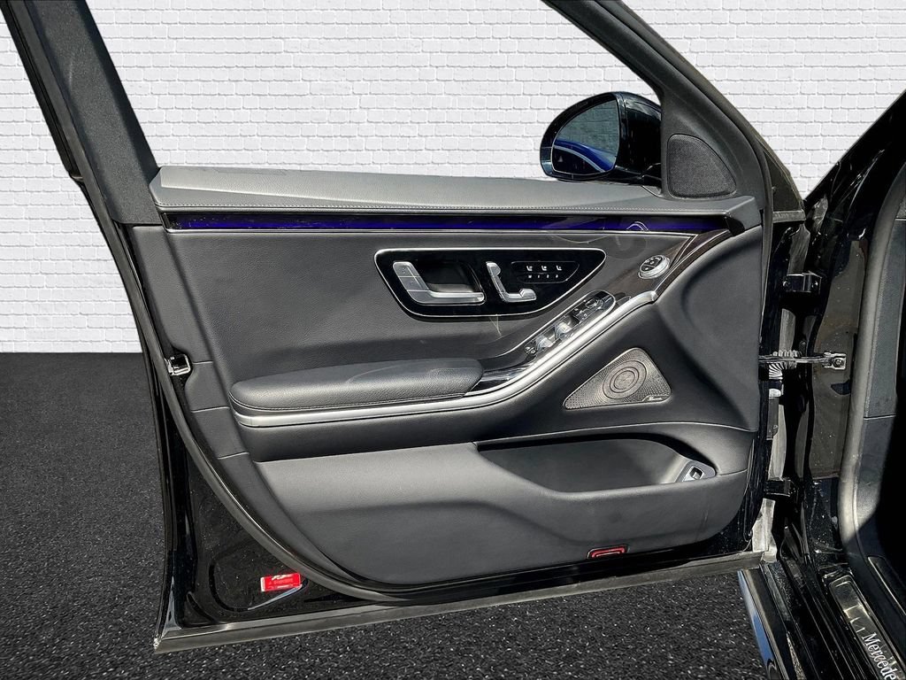 Used 2022 Mercedes-Benz S 500 4MATIC w/ AMG Line Package image 16