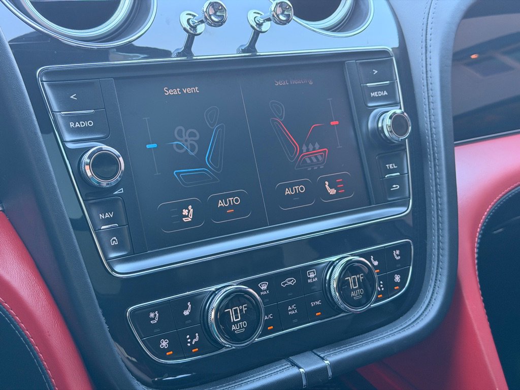 Used 2018 Bentley Bentayga AWD/4WD image 16