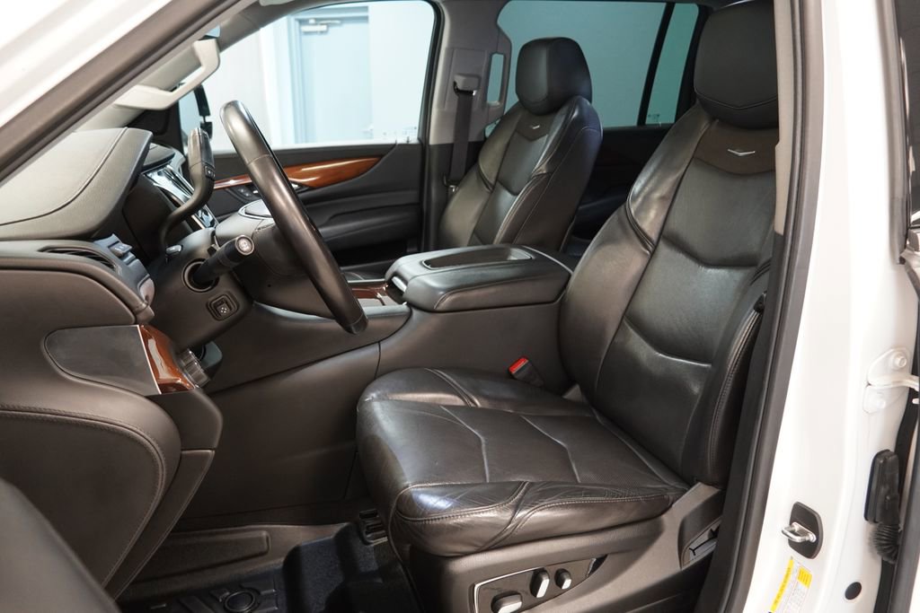 Used 2019 Cadillac Escalade ESV Luxury image 3