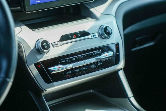 Used 2023 Ford Explorer XLT image 27