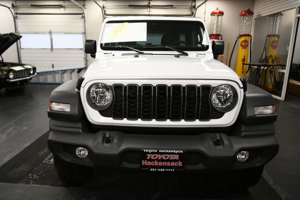 Used 2025 Jeep Wrangler Sport S image 3