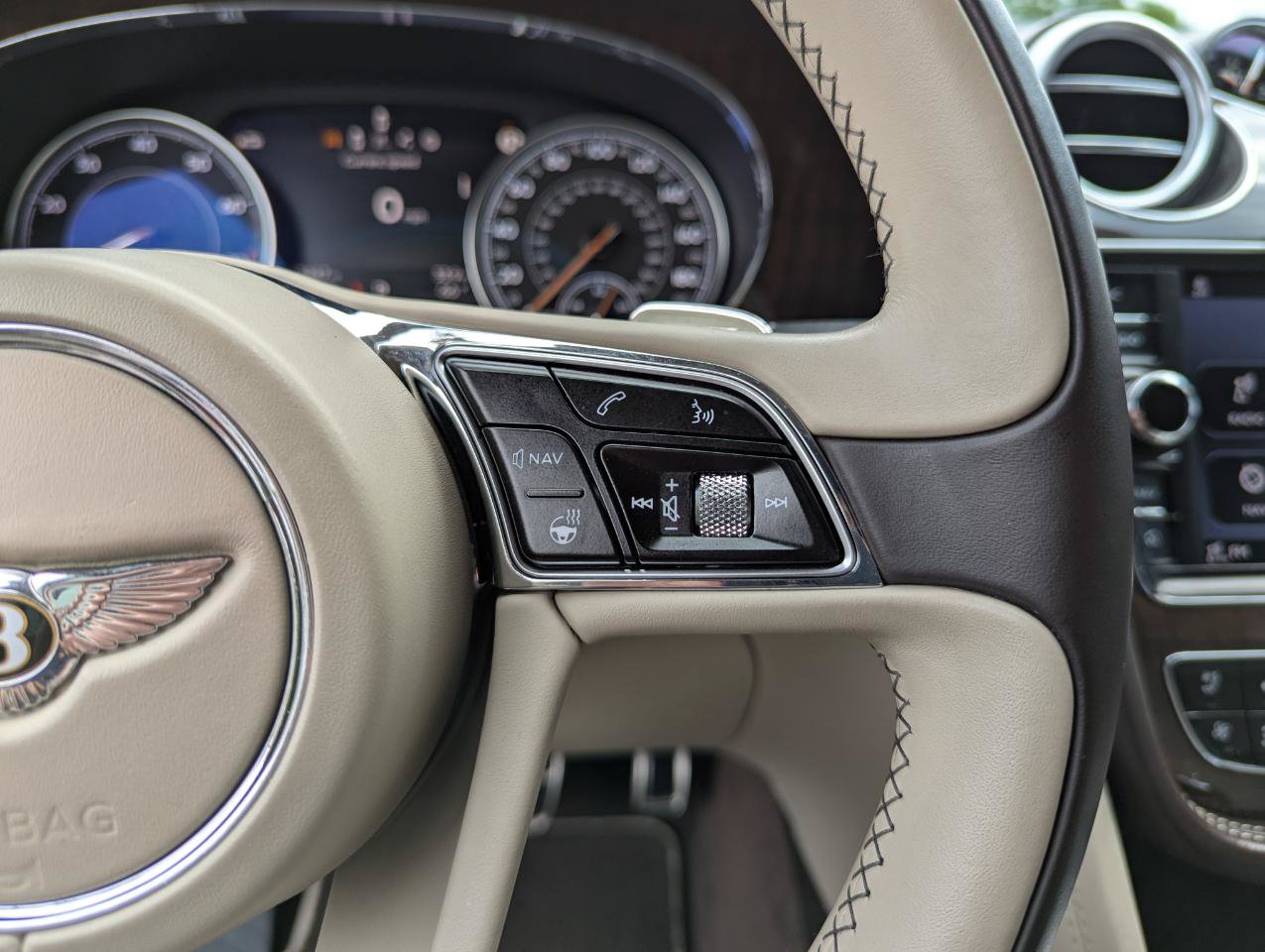 Used 2020 Bentley Bentayga AWD/4WD image 17