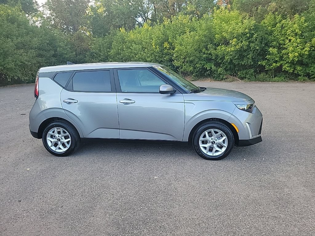 Used 2025 Kia Soul LX w/ LX Technology Package FWD image 10