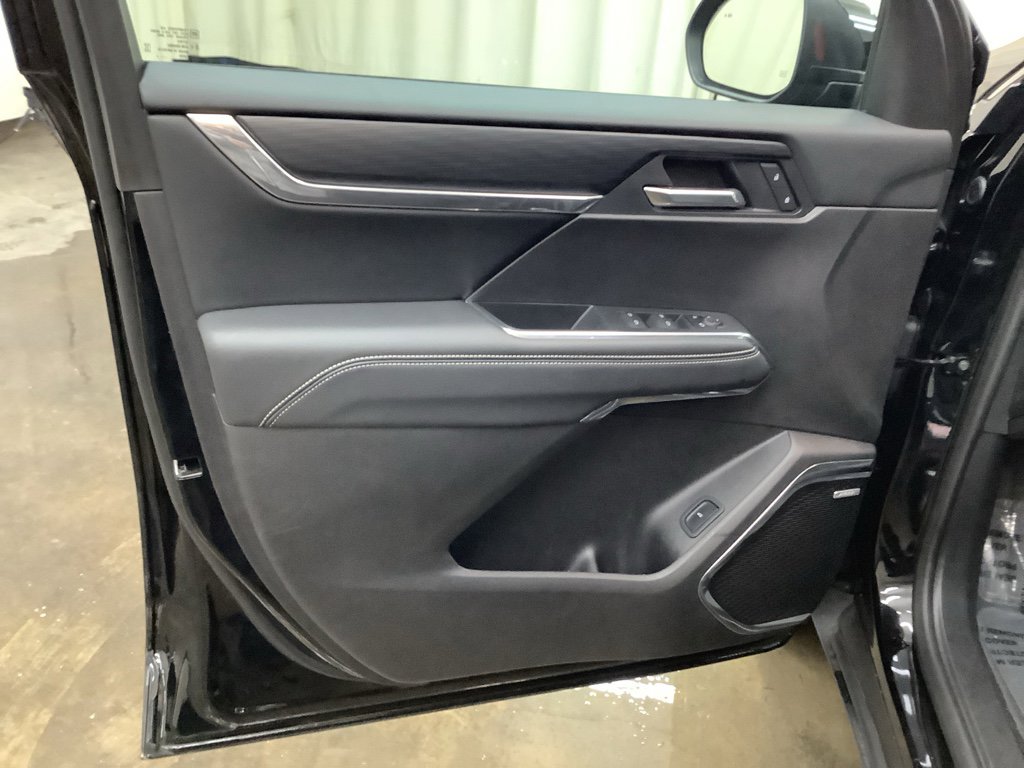 Used 2025 GMC Acadia Elevation image 12