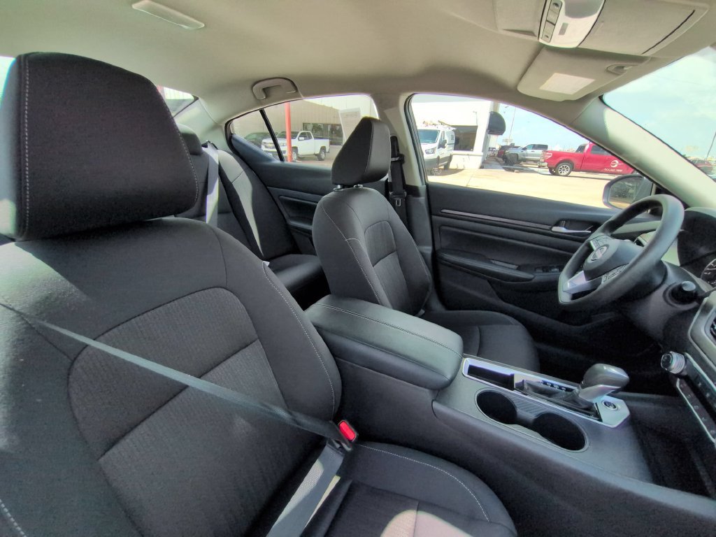 Used 2025 Nissan Altima 2.5 SV FWD image 30