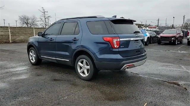 Used 2017 Ford Explorer XLT w/ Equipment Group 202A image 6