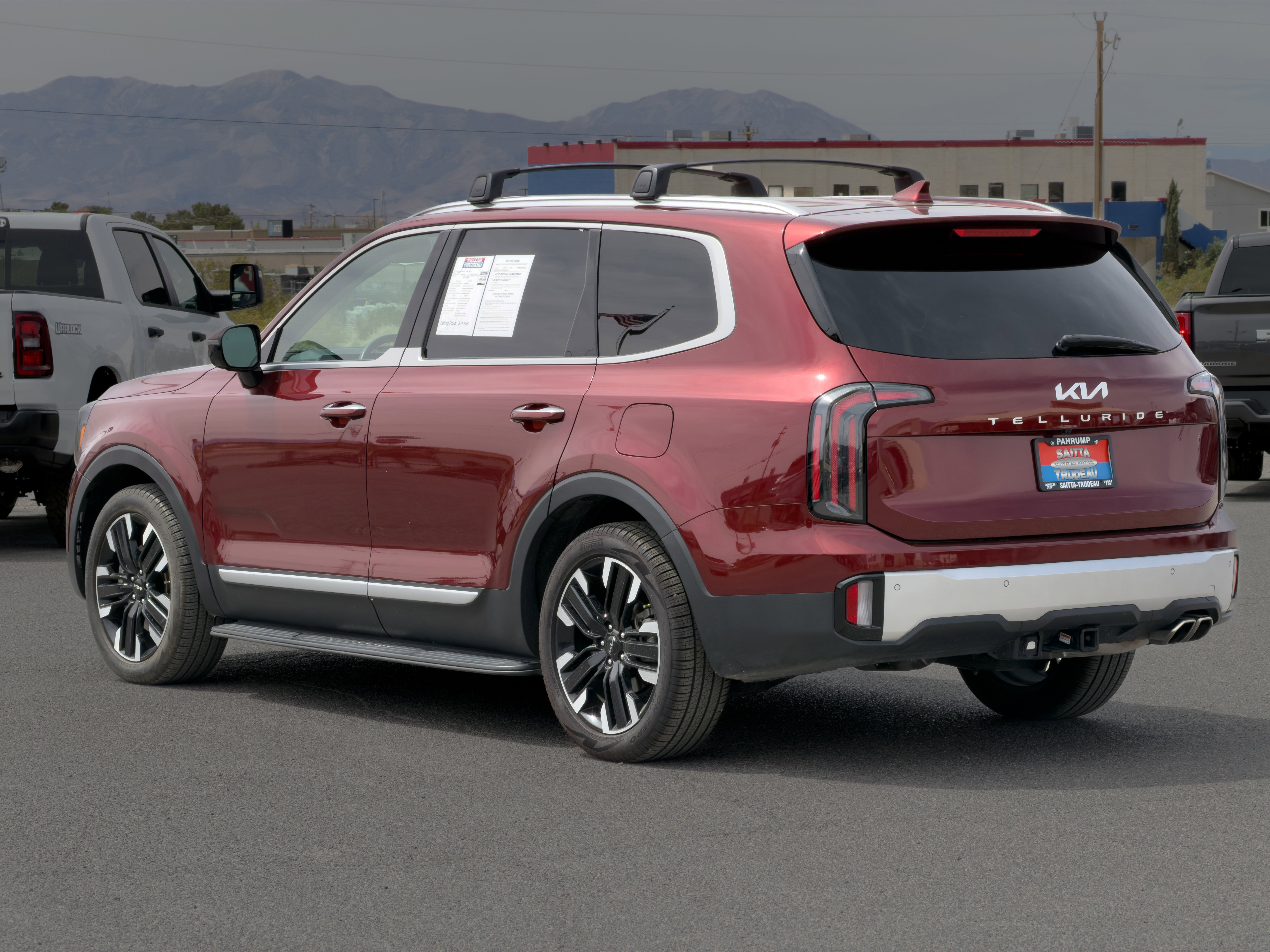 Used 2024 Kia Telluride SX w/ Towing Package FWD image 3