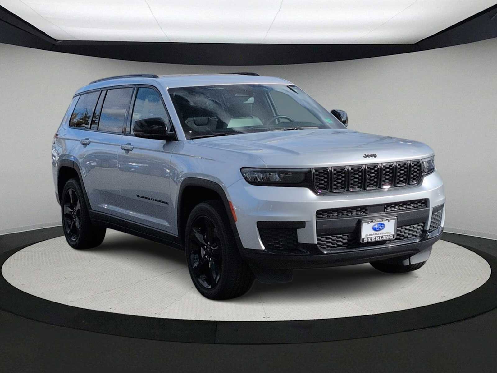 Used 2023 Jeep Grand Cherokee L Laredo image 2