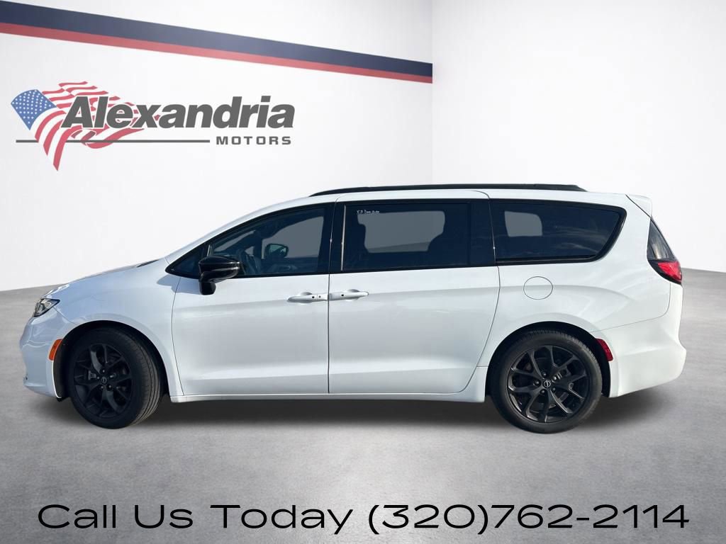 Used 2025 Chrysler Pacifica Limited FWD image 10