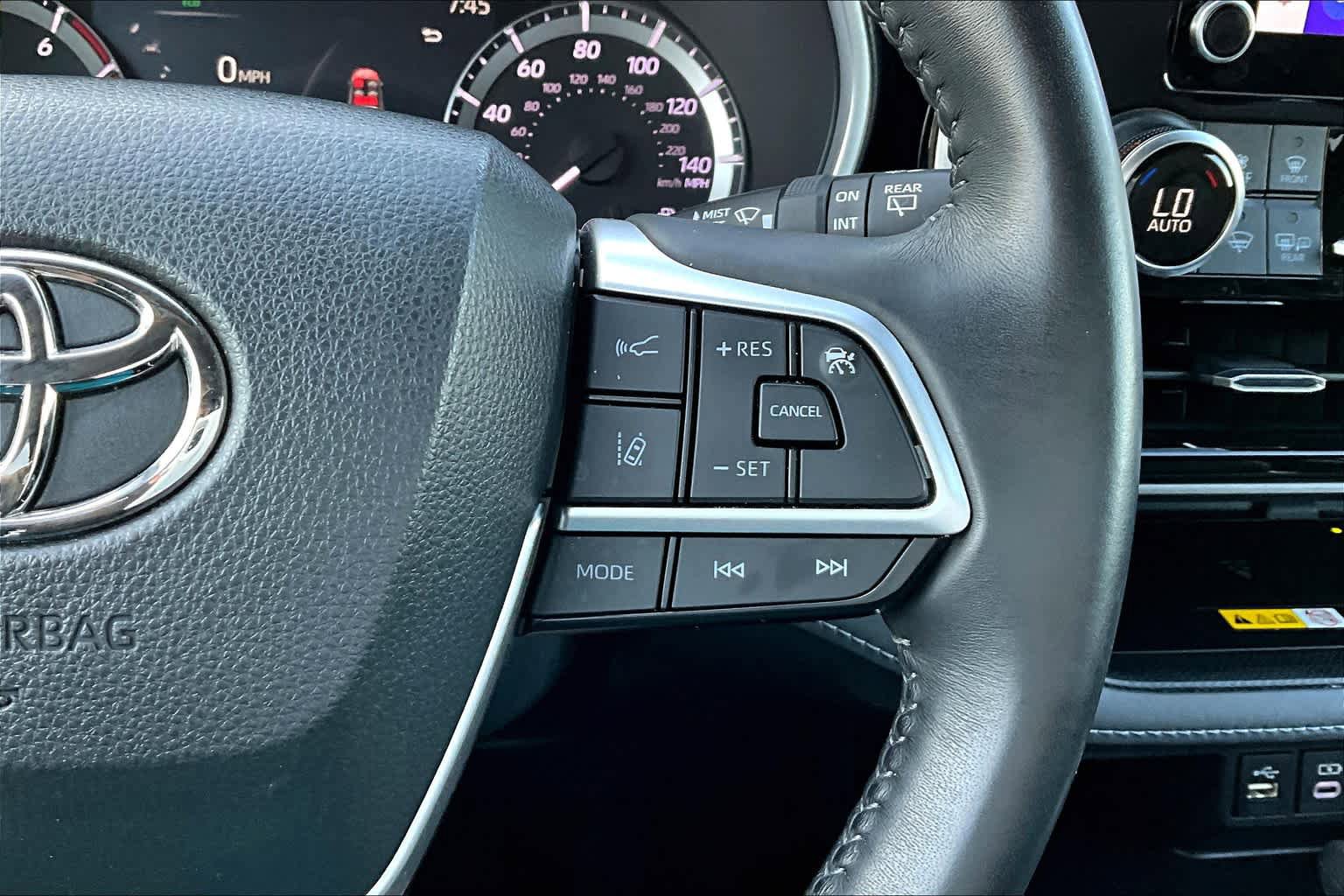 Used 2023 Toyota Highlander XLE FWD image 25