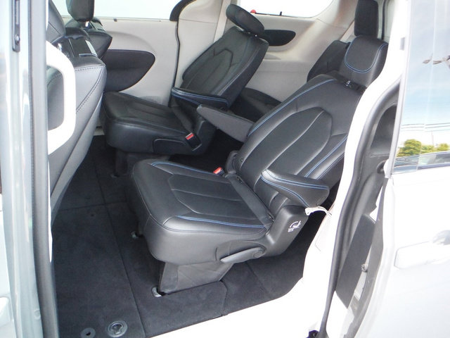Used 2021 Chrysler Pacifica Touring-L w/ Uconnect Theater Family Group FWD image 45
