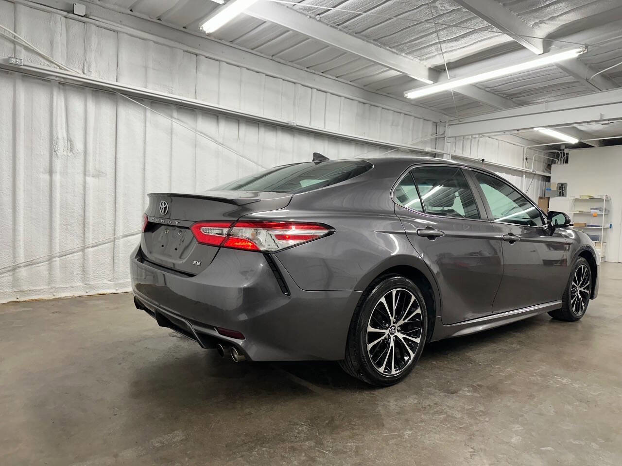 Used 2020 Toyota Camry SE image 4